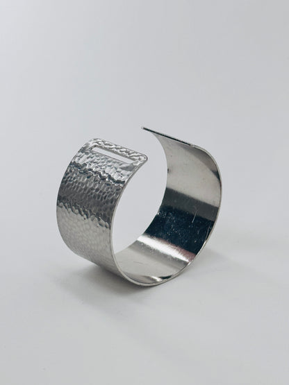 Adjustable metal bangle