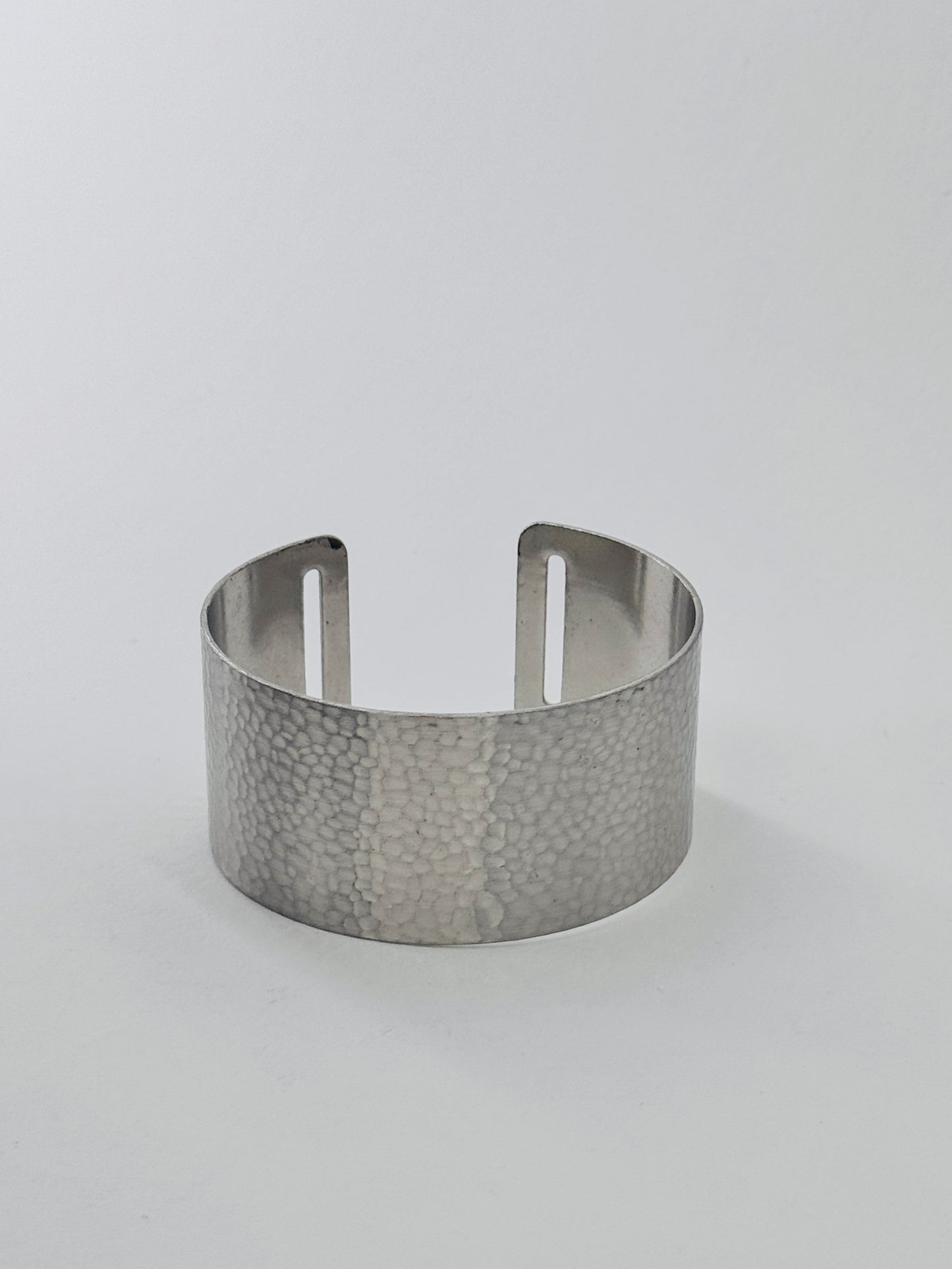 Adjustable metal bangle